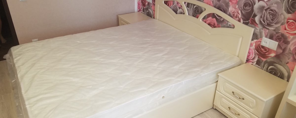 Кровать для спальни в белом цвете