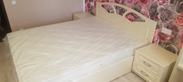Кровать для спальни в белом цвете